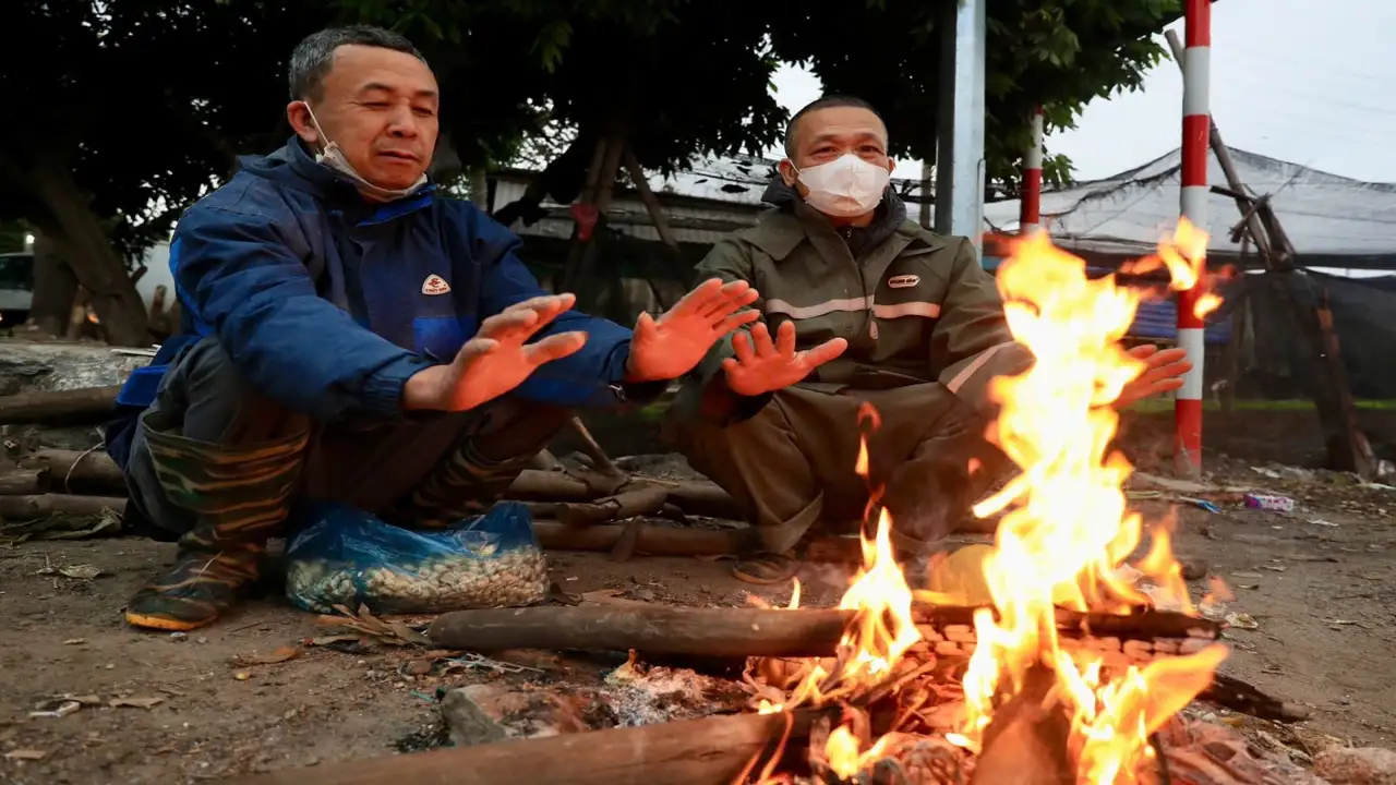 طقس فيتنام.. كتلة هوائية باردة تضرب المناطق الشمالية وتتسبب في اضطراب حركة الملاحة البحرية